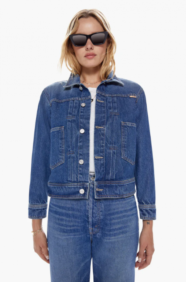 Jas wanita dengan detail lipit di bagian belakang dan potongan cropped